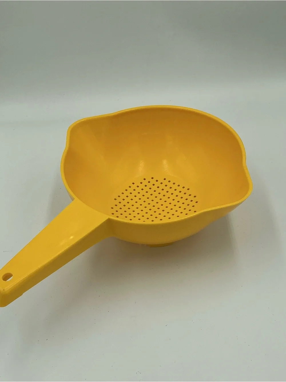 Vintage Tupperware Yellow 1 quart Kitchen Colander Strainer W/Handle 1200